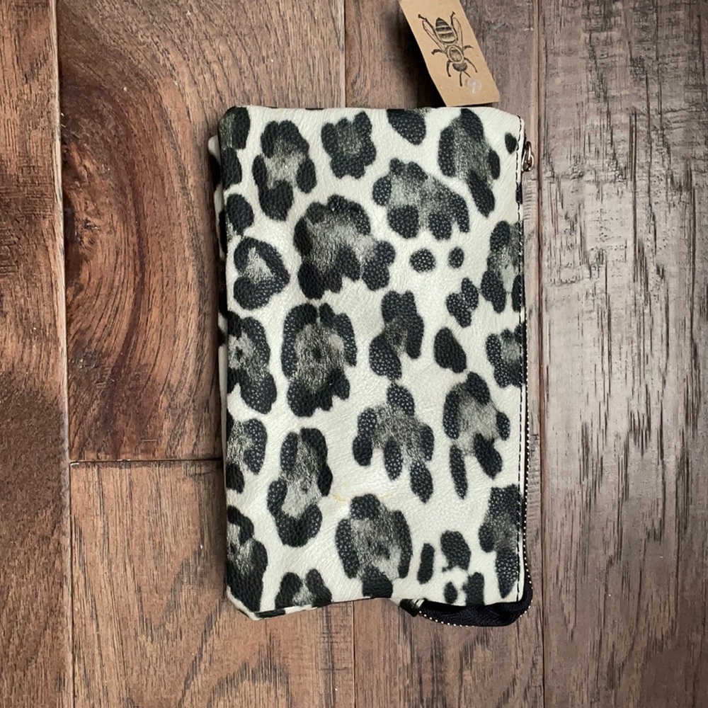 Clutch with detachable strap